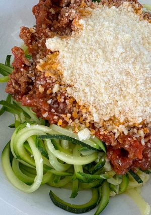 Una foto de Fideos de Zucchini con salsa de carne! 🙂🍝🫶