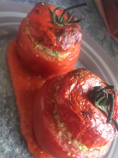Una foto de Tomate Relleno de Cuscús al pesto de perejil y Almendra