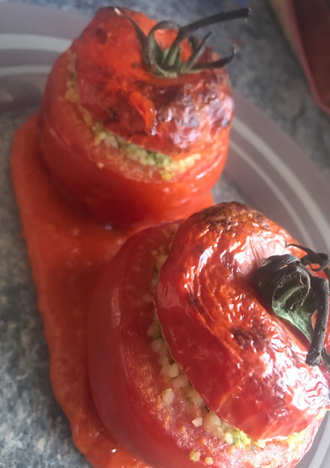 Una foto de Tomate Relleno de Cuscús al pesto de perejil y Almendra