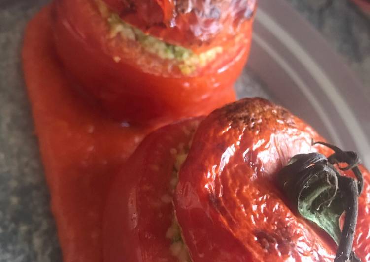 Tomate Relleno de Cuscús al pesto de perejil y Almendra