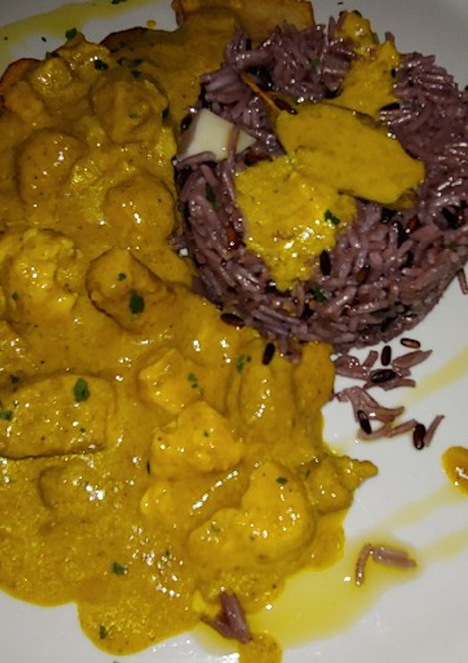 Una foto de Pollo Gram Masala con Arroz negro Basmati y panadera
