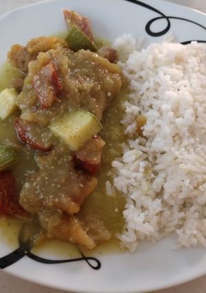 Una foto de Chicharrón en salsa verde con calabazas