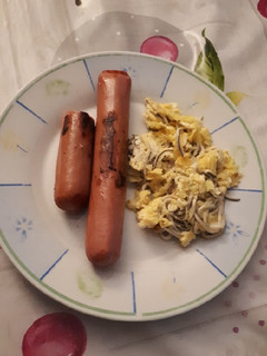 Una foto de Revuelto de gulas con delicias de fiambre
