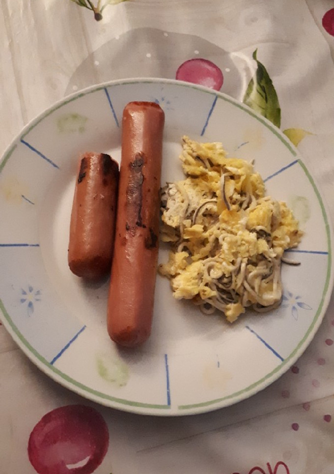 Una foto de Revuelto de gulas con delicias de fiambre