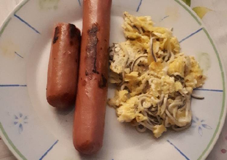 Revuelto de gulas con delicias de fiambre