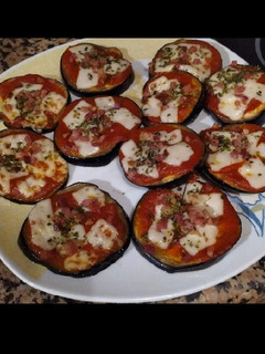 Una foto de Mini pizzas prosciutto con base de berenjenas