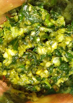 Una foto de Pesto fácil en mortero 𓁉 cosecha de albahaca y ajo