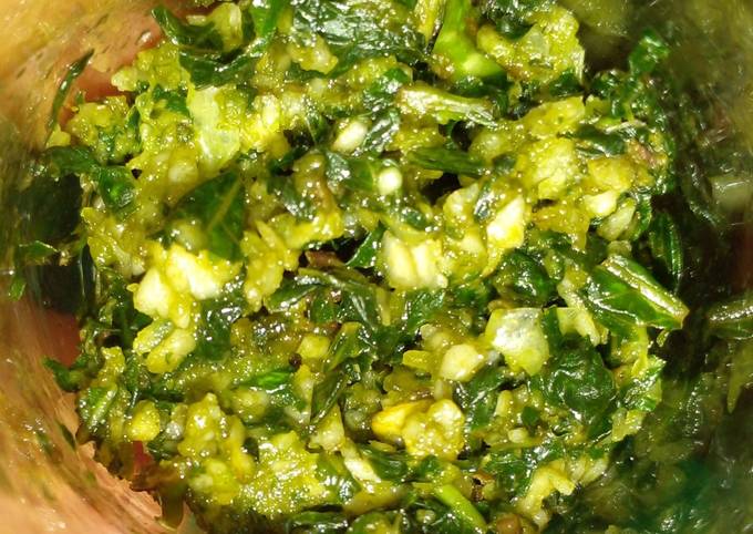 Pesto fácil en mortero ? cosecha de albahaca y ajo Receta de ú  Cookpad