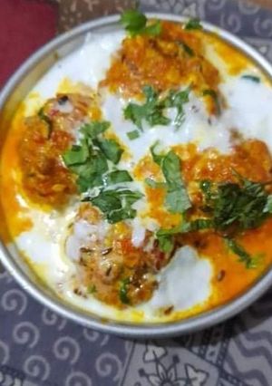 A picture of Dahi vada.