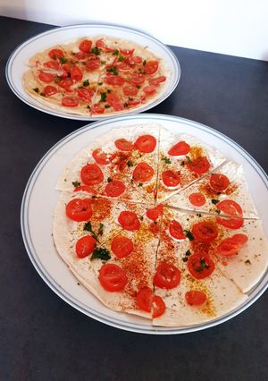 Une photo de Wraps apéritifs fromage ail et fines herbes et sauce poivre tomates 🍅