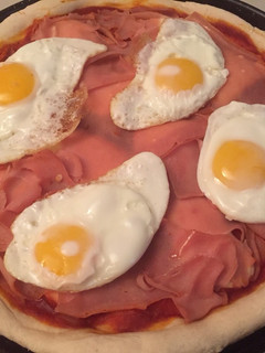 Una foto de Pizza casera súper fácil y rica