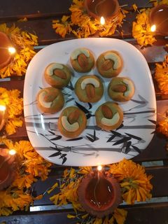 यमी बेसन के लड्डू(Yummy besan ke laddu recipe in Hindi) रेसिपी मुख्य फोटो