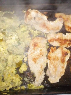Una foto de Revuelto de zapallitos verdes con churrasquitos de pollo