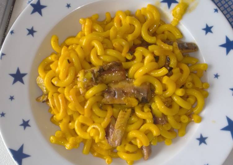 Fideuá con sardinas en tómate