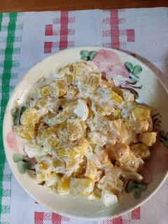 Una foto de Ensaladilla de patata, huevo y mahonesa