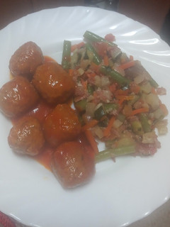 Una foto de Albóndigas en salsa con salteado de verduras