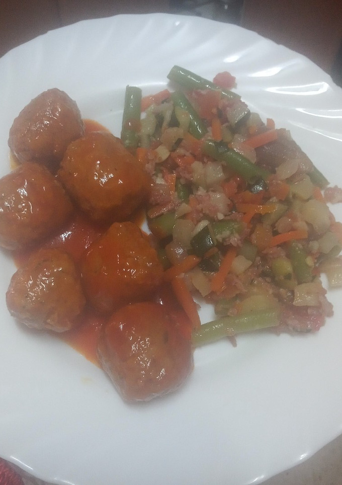 Una foto de Albóndigas en salsa con salteado de verduras