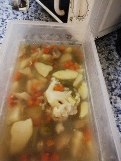 Una foto de Filetes de merluza, menestra de verduras, papas y coliflor 🐠🥗