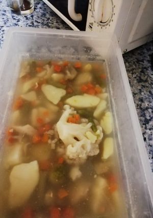 Una foto de Filetes de merluza, menestra de verduras, papas y coliflor 🐠🥗