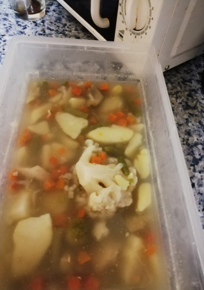Una foto de Filetes de merluza, menestra de verduras, papas y coliflor 🐠🥗