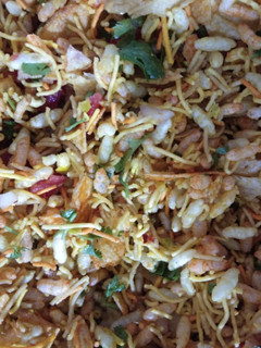 ચટપટી ભેળ (Chatpati Bhel Recipe In Gujarati) રેસીપી મુખ્ય ફોટો