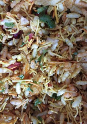 ચટપટી ભેળ (Chatpati Bhel Recipe In Gujarati) રેસીપી મુખ્ય ફોટો