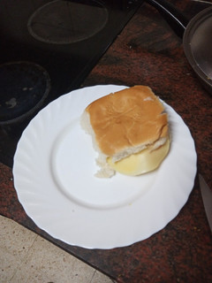 Una foto de Hamburguesa de fiambre con lechuga, tomate, cebolla y queso