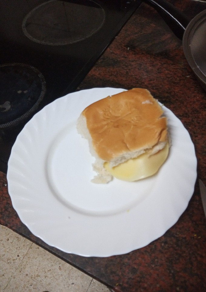 Una foto de Hamburguesa de fiambre con lechuga, tomate, cebolla y queso