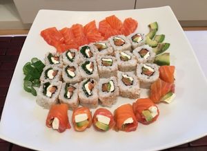 Una foto de Sushi de salmón
