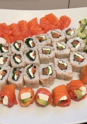 Una foto de Sushi de salmón