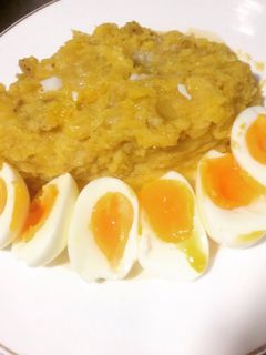 Una foto de Mangú de plátano con huevo a termino medio