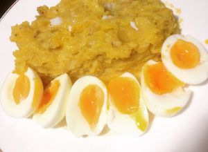 Una foto de Mangú de plátano con huevo a termino medio