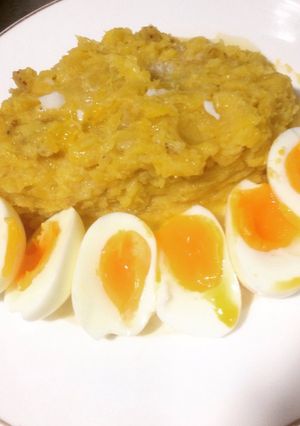 Una foto de Mangú de plátano con huevo a termino medio
