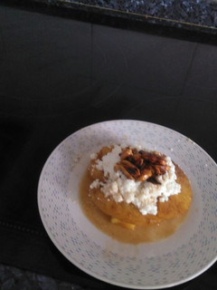 Una foto de Piña con requesón y cacahuetes, con miel