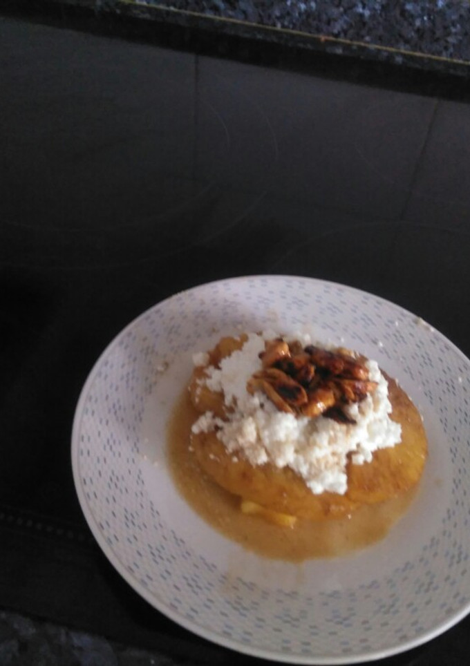 Una foto de Piña con requesón y cacahuetes, con miel