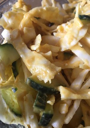 Foto principal de Ensalada rápida de repollo con salsa de hummus