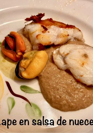 Una foto de Rape en salsa de nueces