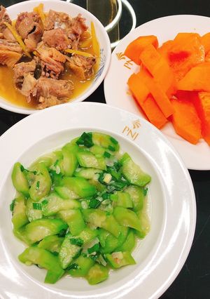 Hình của món Gà kho gừng- mướp xào- đu đủ chín.
