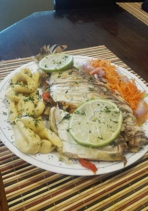 Una foto de Bocachico en cabrito a mi estilo acompañado de puré de papa criolla y ensalada