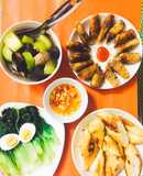 Ăn cơm một mình !