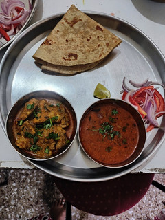 A picture of Sukha Chicken and chicken curry(tambda rassa, Maharashtra lunch).