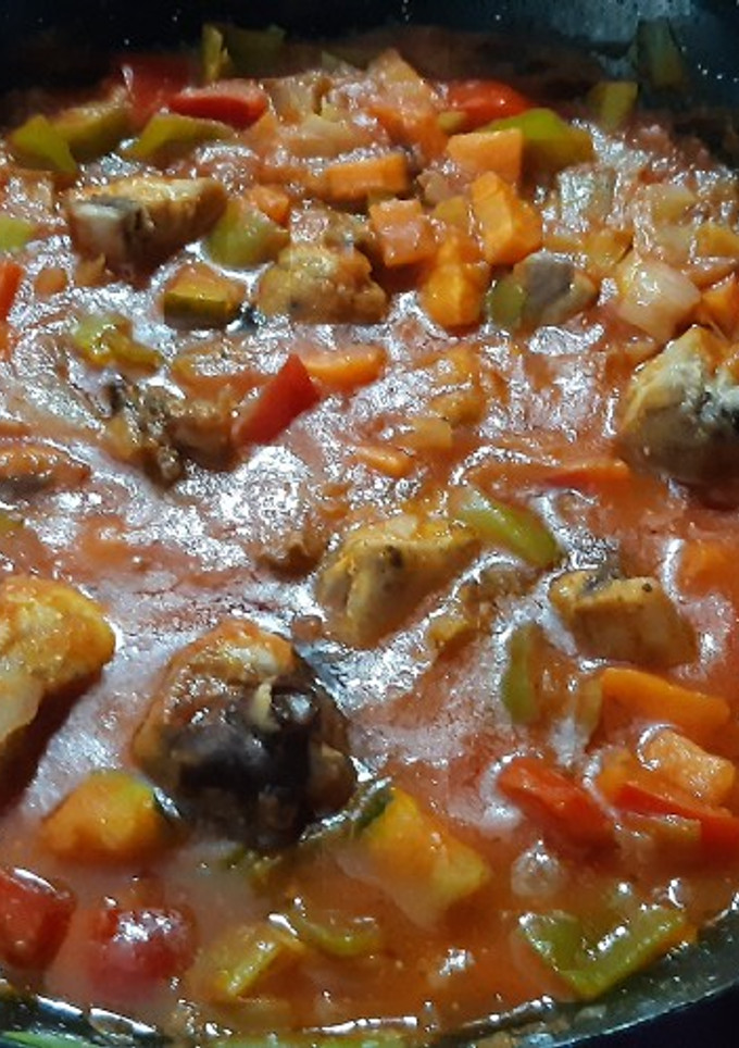 Una foto de Pollo con fritada de verduras