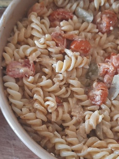 Una foto de Salsa de 3 quesos y tomate cherry asado