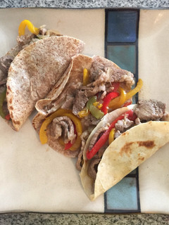 Una foto de Tacos de alambre de res con queso Oaxaca