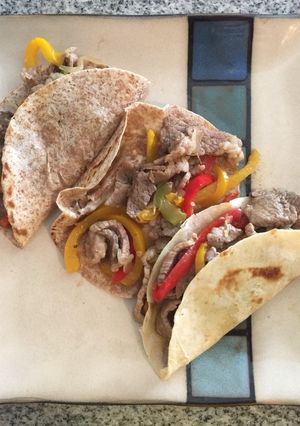 Una foto de Tacos de alambre de res con queso Oaxaca