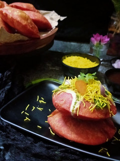 પિન્ક ખસ્તા કચોરી (Pink Khasta Kachori Recipe In Gujarati) રેસીપી મુખ્ય ફોટો