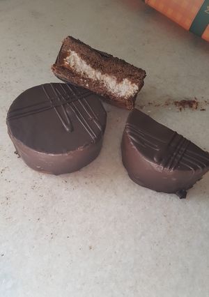 Una foto de Alfajores de chocolate con merengue seco