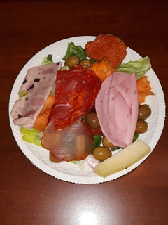 Una foto de Ensalada con embutidos o "Amanida catalana."