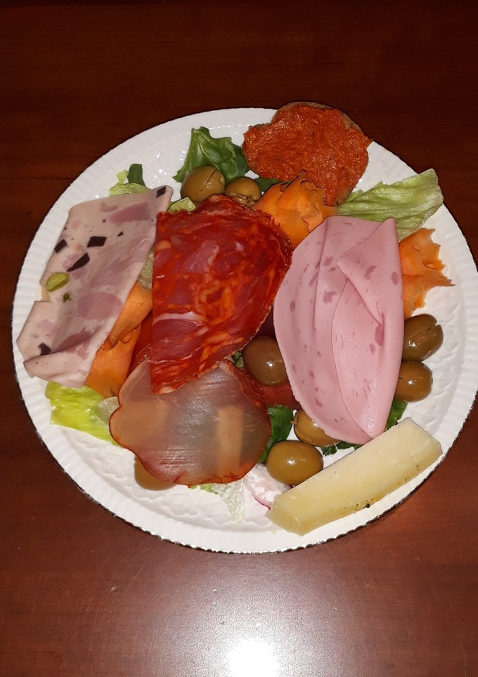 Una foto de Ensalada con embutidos o "Amanida catalana."