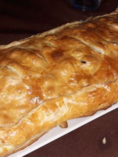 Una foto de Empanada de morcilla y cebolla caramelizada